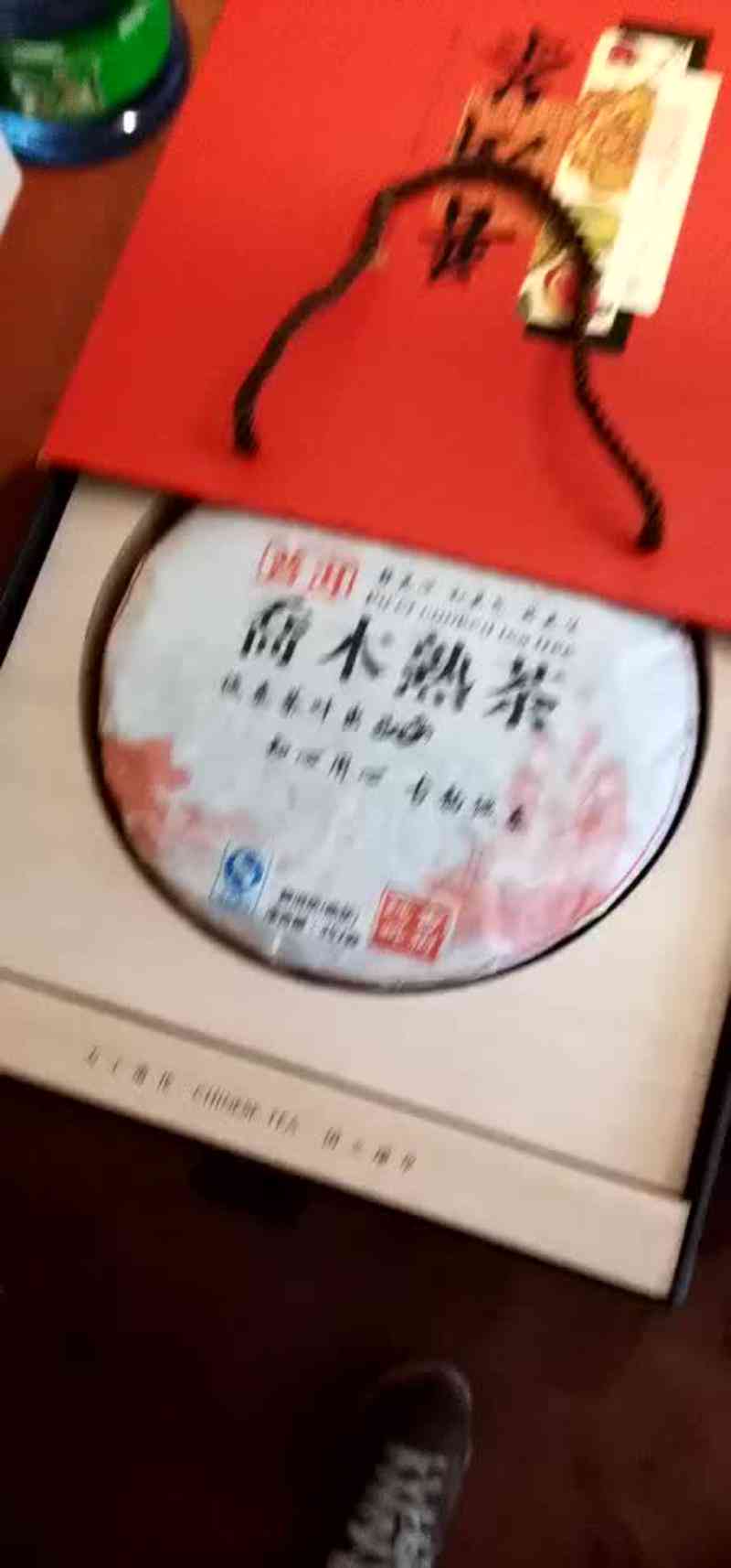 '春华秋实普洱茶礼盒，包含生荼与熟茶饼，价格8504元'。