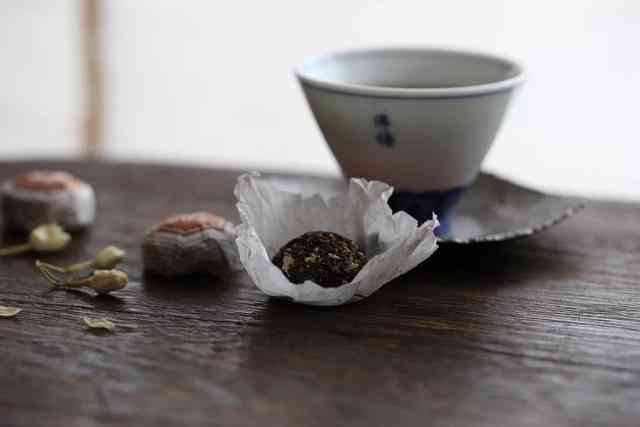 2008年西双版纳原生态普洱茶：古树茶香中的珍品宴