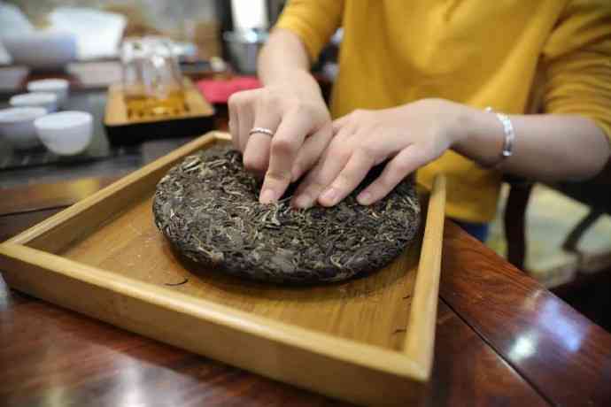 小普洱茶饼泡法：如何泡出好喝的普洱茶饼，掌握正确方法，让你品鉴更美味。