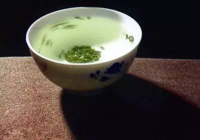 普洱茶中的秋茶与春茶：一场味觉宴的比较