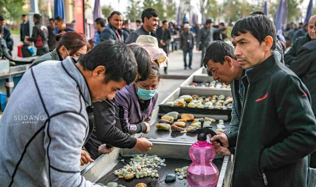 新疆游历中的玉石缘：一位老人的和田玉购买之旅