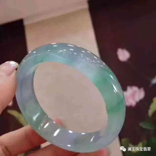 一万的翡翠手镯