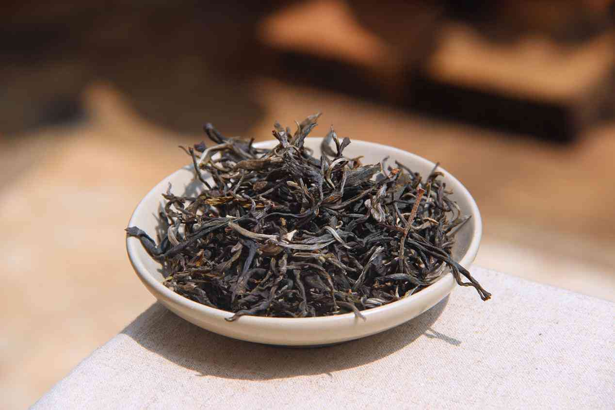 普洱茶青毛茶存放时间：多长时间合适？同时，普洱茶青毛茶是红茶还是绿茶？