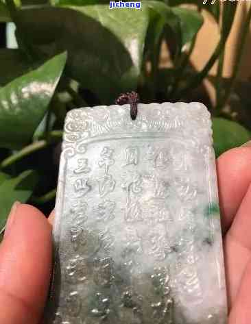 '翡翠46牌子应该多厚：尺寸标准与厚度分析'