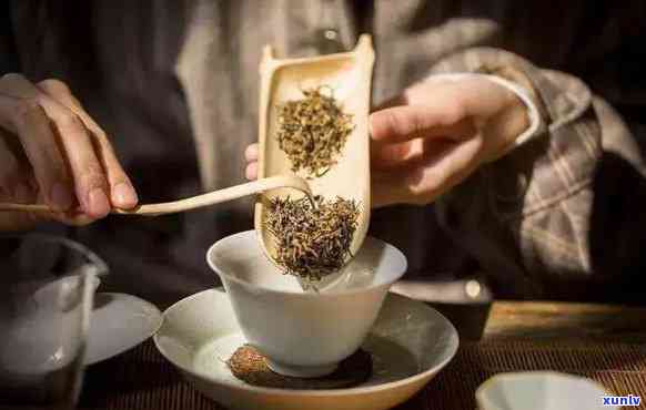 普洱茶与老白茶功效对比：哪个更适合饮用？同时探讨两者的优劣及适用场景