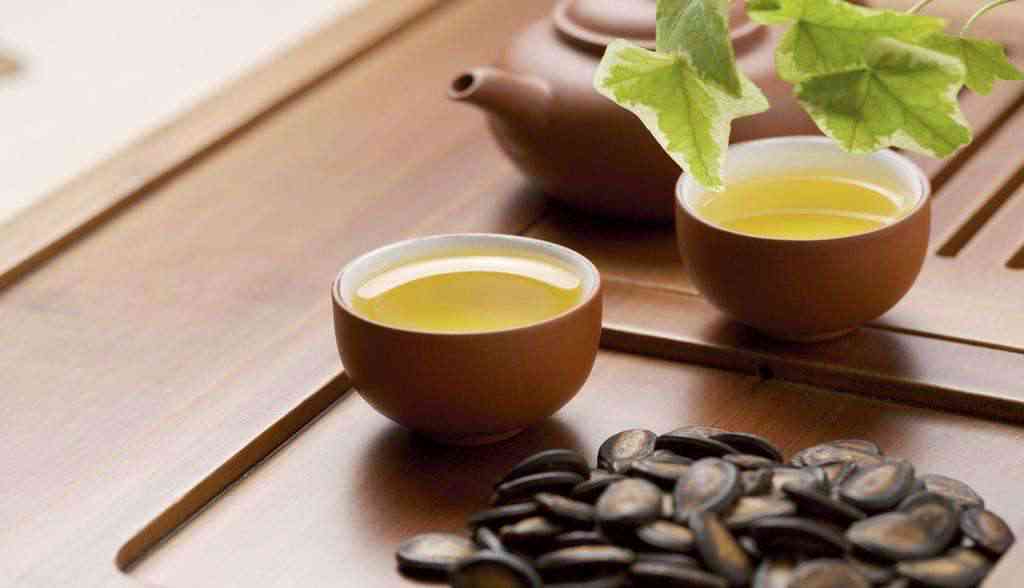 小饼普洱茶：熟茶与生茶的优劣分析，你更倾向哪一种？