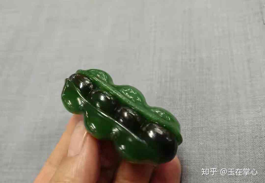 和田玉碧玉菠菜绿黑色杂质的成因及对品质的影响：详解各种杂质类型