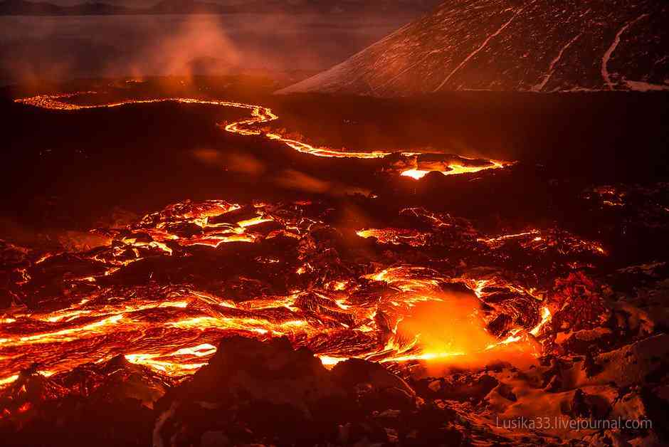 炽热岩浆涌动，红翡火山的烈焰舞曲