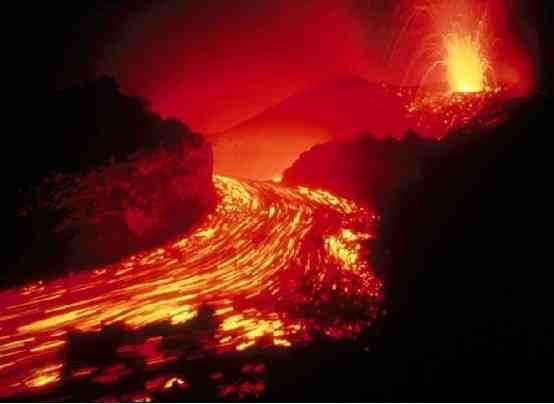 炽热岩浆涌动，红翡火山的烈焰舞曲