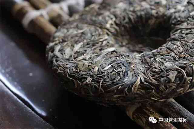 普洱茶压饼的时间：晒干后如何确定压制时期，以保证品质和口感？