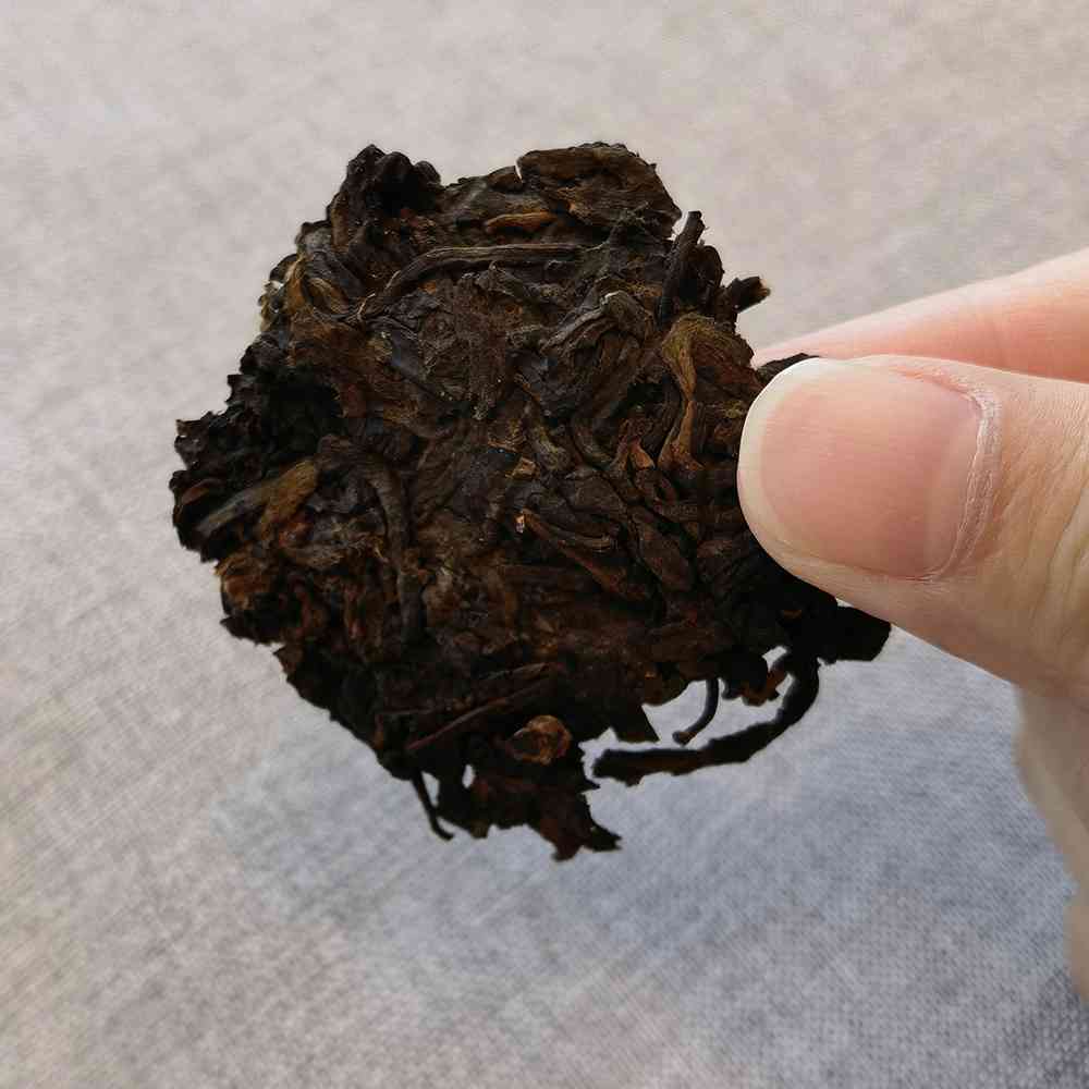 新 '普洱茶压砖的技巧与方法：如何选择合适的压砖方式以保持茶叶品质'