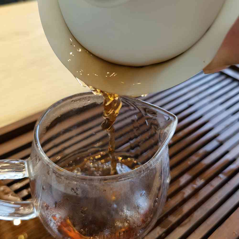 新如何轻松拆开压得太紧的普洱茶砖？