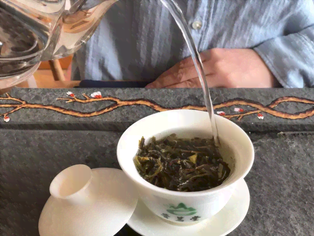 探索普洱茶中的松烟香气：一款魅力独特的香茗体验