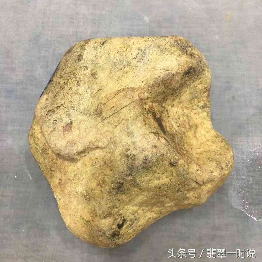 黄加绿翡翠吊坠： 高品质宝石的精致选择，市场价格分析