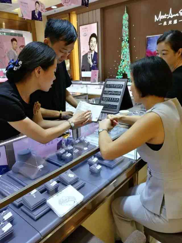 探索亚一金店翡翠吊坠的魅力与品质：上海消费者的真实体验