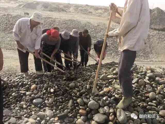 探索新疆和田河床：挖掘和田玉所需的时间与技巧