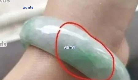 翡翠上有坑点正常吗？翡翠上的小坑是怎么回事？如何处理翡翠上的坑点？