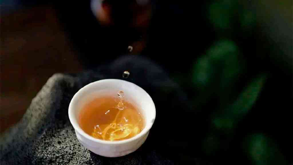 普洱茶的冲泡度：水还是冷水？哪个更适合冲泡普洱茶？