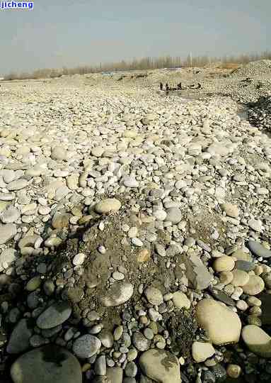 新疆和田玉在哪里挖掘：河流、地点及起源探索