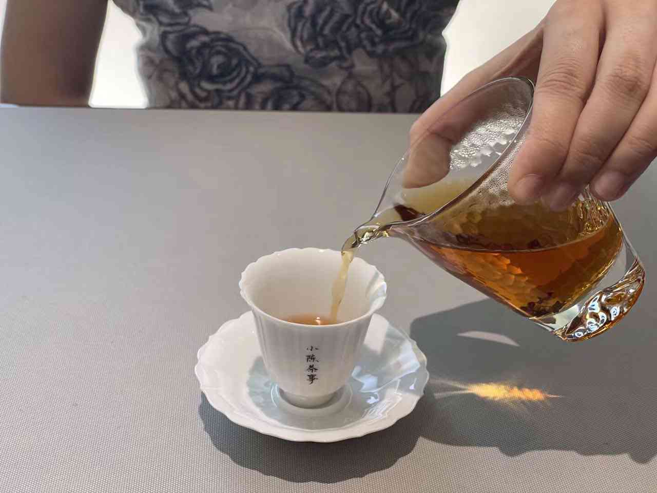 普洱茶与绿茶：味道比较及各自特点分析，为什么普洱茶更受欢迎？