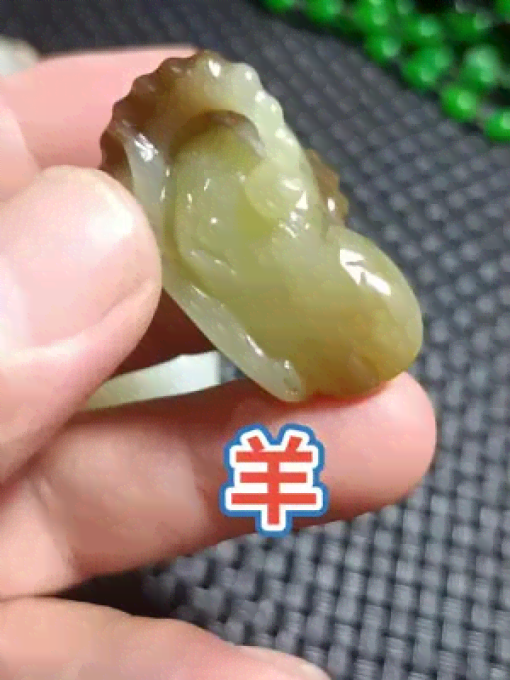 和田玉佩戴不打孔的魅力与技巧：保留原石质感，利用麻绳固定饰品