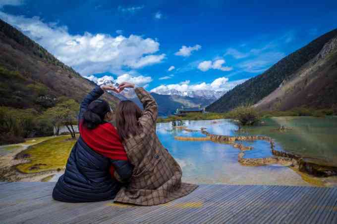 寻找九寨沟专业导游：当地文化深度体验之旅，四川旅游不贵实惠！