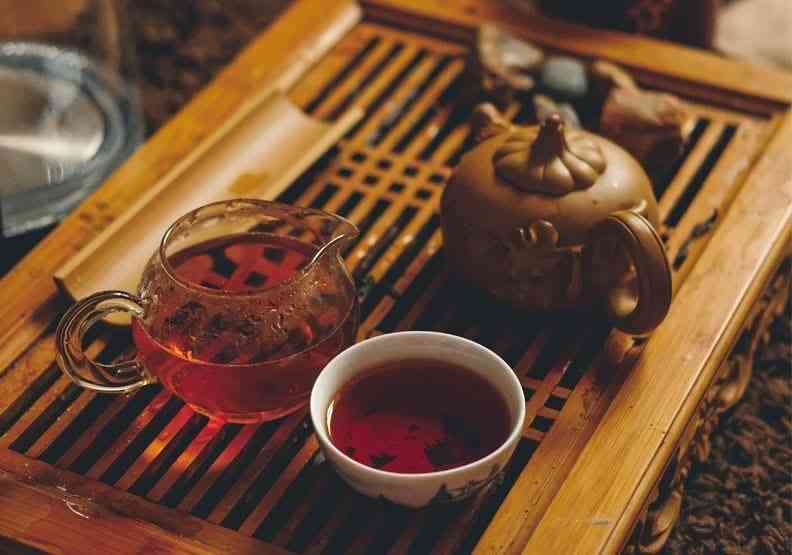 古树普洱茶：红茶还是绿茶？哪个更好喝？