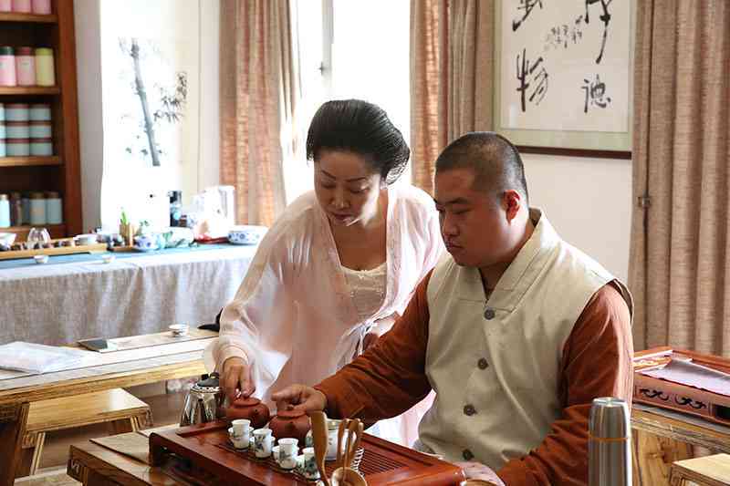 普洱茶讲师刚讲解普洱茶讲堂及茶艺表演