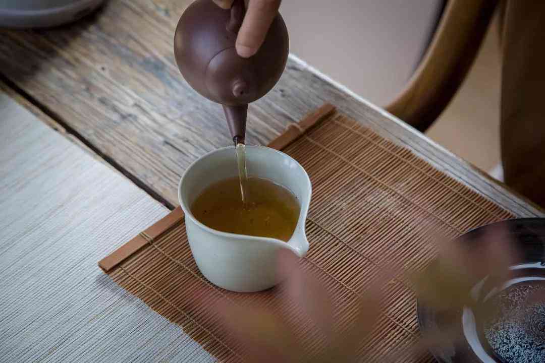 普洱茶饼密封保存：方式与正确手法，熟普洱茶饼的巧妙撬开方法