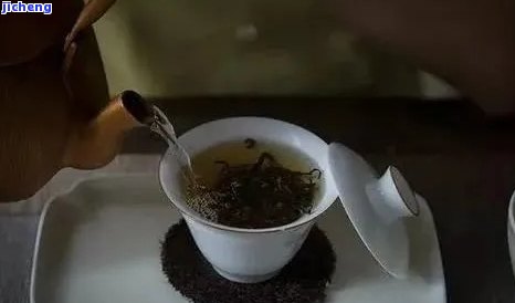 普洱茶泡后色泽深沉，探究其原因与品饮体验的关联