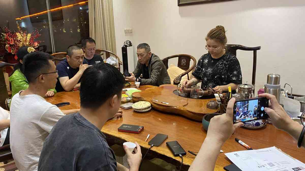 普洱茶：调节阴阳的神奇饮品，女性适量饮用的重要性及适宜量探讨