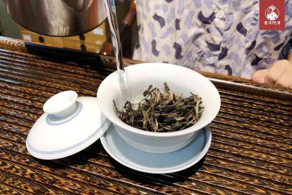 普洱茶冲泡时应放入多少水？探讨普洱茶的水量及冲泡方法