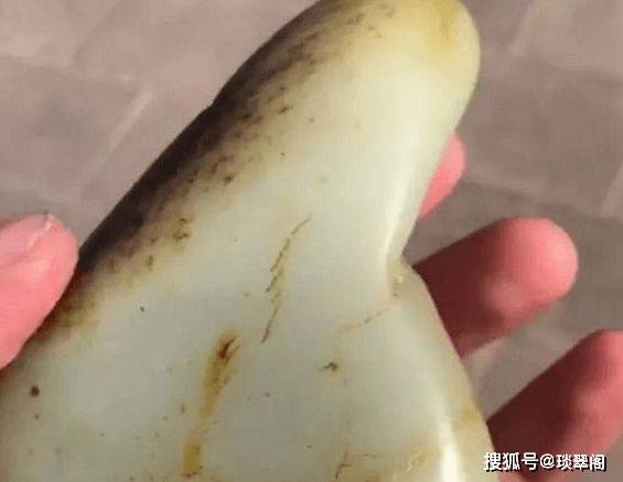 和田玉籽料有黑点：好玉吗？价值如何？与黑线相关吗？