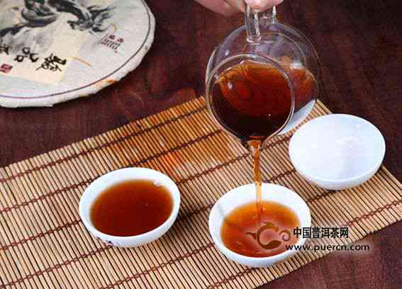 普洱茶饼的品鉴与欣：一份详尽的倒茶顺序与技巧指南