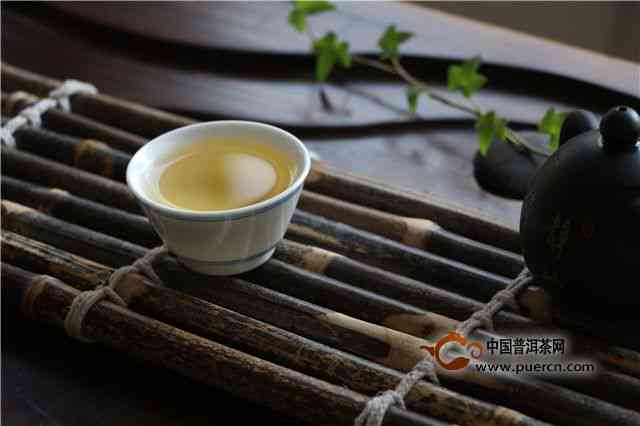 普洱茶中是否含有茶碱？茶碱在普洱茶中的含量及对健的影响是什么？