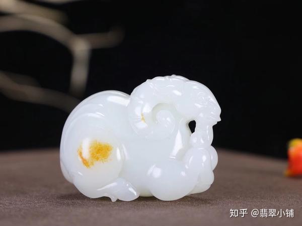 和田玉小羊摆件寓意与象征：和田玉雕羊的深层含义