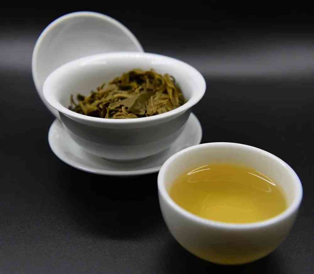 美成普洱茶：大美普洱茶生茶，美女品尝atom美普洱茶