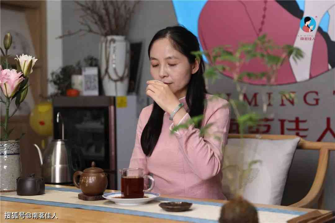 小曼普洱茶：小满与曼撤的普洱茶之美，探寻普洱茶小妹的故事