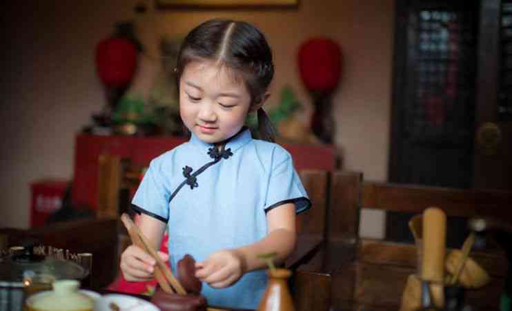 九岁小朋友可以喝普洱茶吗女孩：解答疑问，了解适合年龄与禁忌