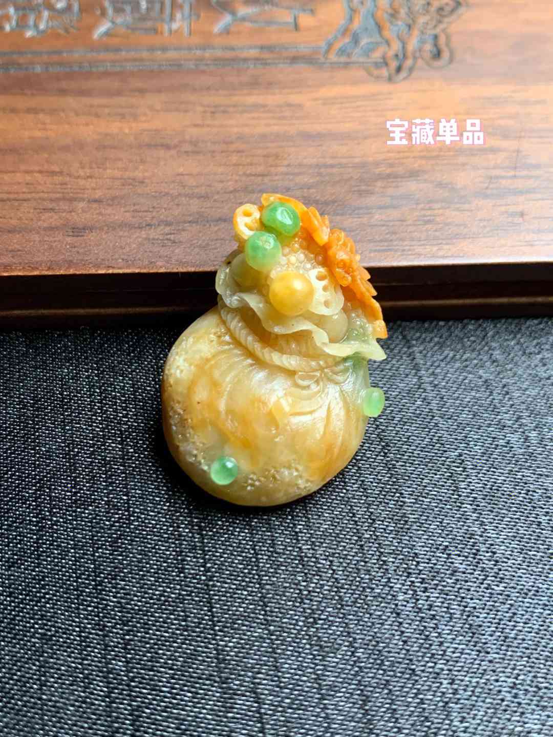 传统工艺与现代审美相结合的老料黄绿翡翠饰品