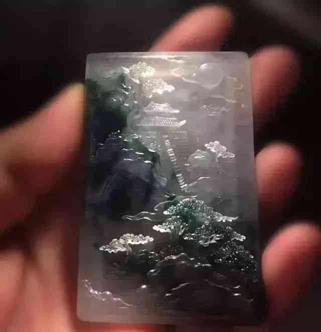 翡翠半山水石的寓意与价值：一种独特的艺术文化现象解析