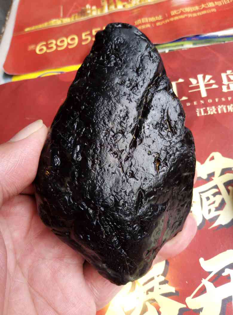 乌黑石头不透光是玉石吗？了解这种黑色石头特性