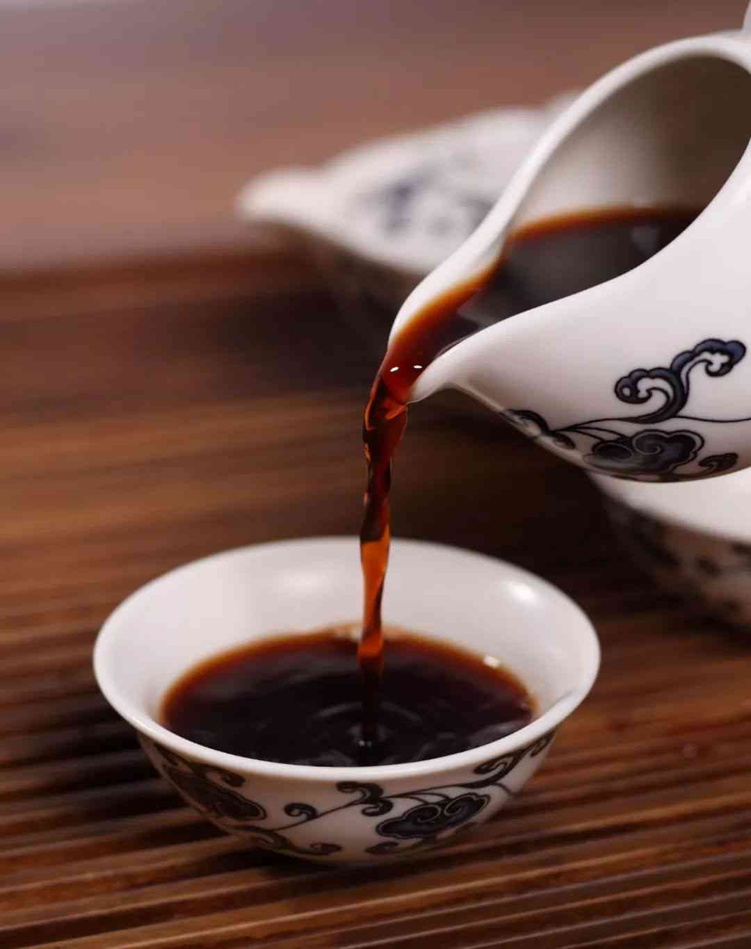 熟普和乌龙茶：哪个更有效减肥？还是更好喝？