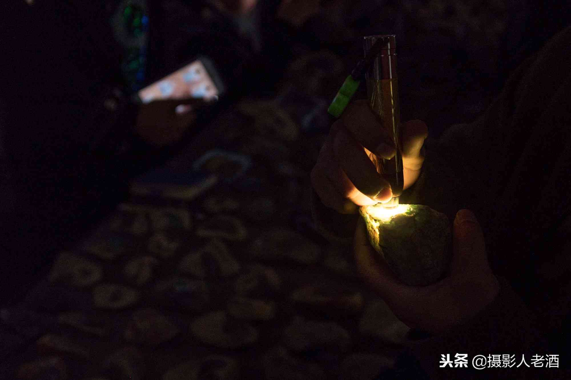 翡翠镯子越戴越暗