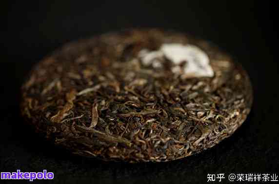 普洱茶饼散发清凉气息的原因是什么？