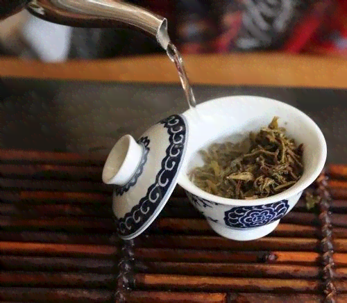 普洱茶泡法：注水的讲究与技巧，你知道吗？为什么普洱茶需要特殊泡法？