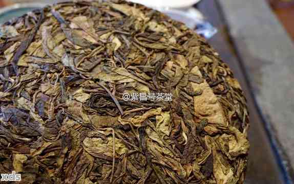 探秘普洱茶饼中的黄色茶叶：它来自哪里？又是如何制成的？