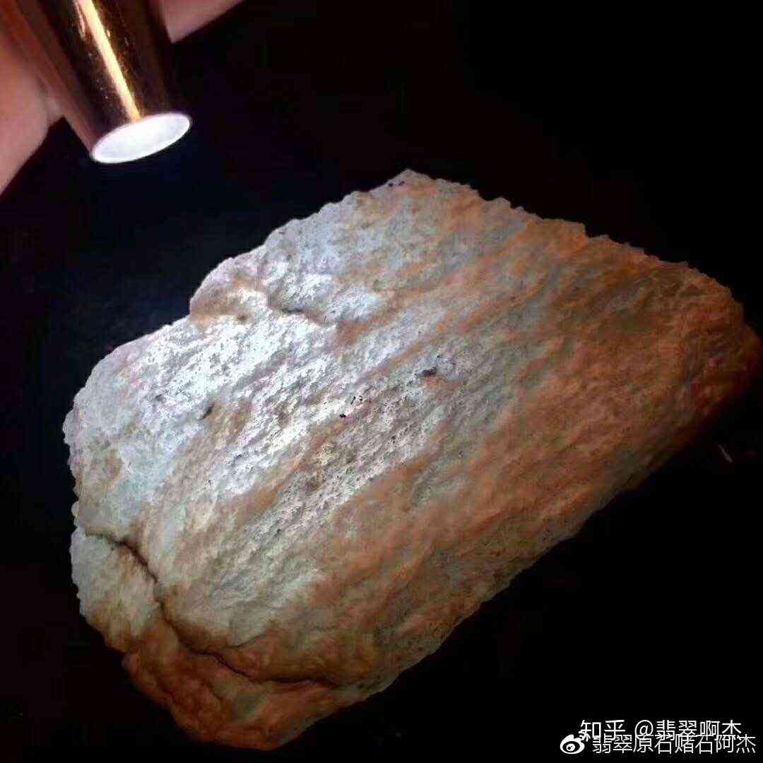 怎样分辨翡翠原石皮和肉层：专业指导，一探究竟