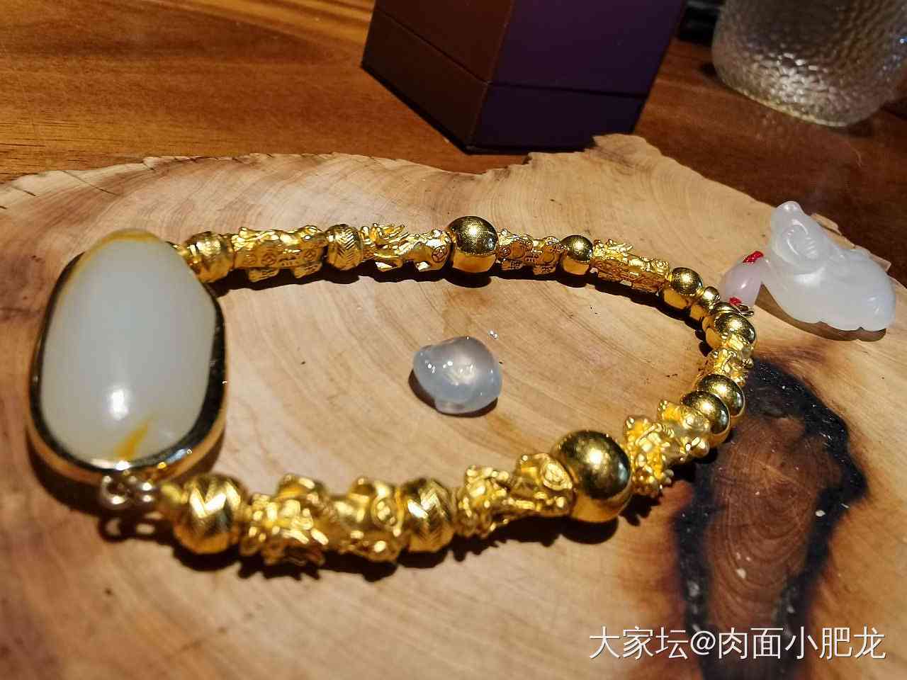 和田玉可以和金手链一起戴吗女： 两种材质珠宝如何搭配更美观？