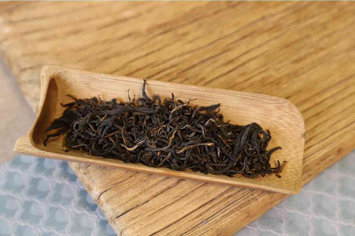 古树生茶普洱茶：红茶还是白茶？哪一种更适合你？